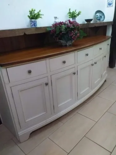 Buffet americano, em madeira maciça de lei, possui rodinhas.