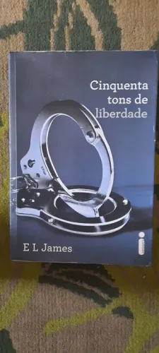 Livro Cinquenta tons de liberdade. 