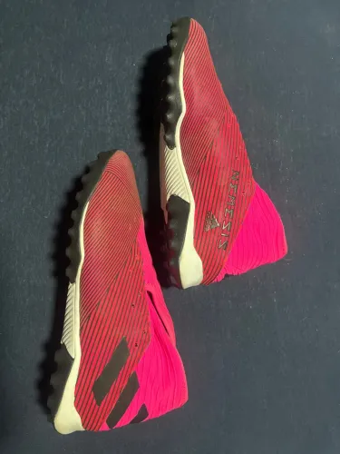 Chuteiras Adidas Nemeziz - Rosa