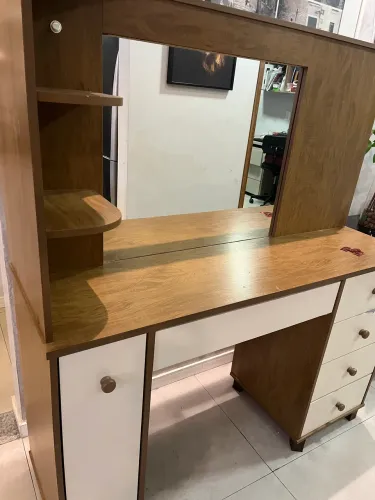 Linda penteadeira! Ideal para maquiagem, com gavetas e compartimentos!