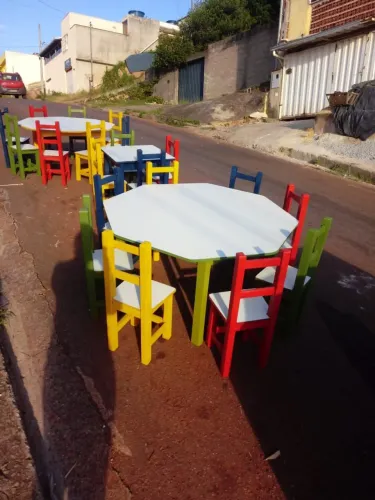 Conjunto de Mesas e Cadeiras Coloridas Infantis