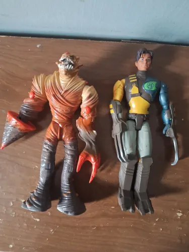 2 brinquedos linha max Steel em bom estado aceito negociações