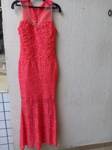 Vestido de festa longo coral com renda