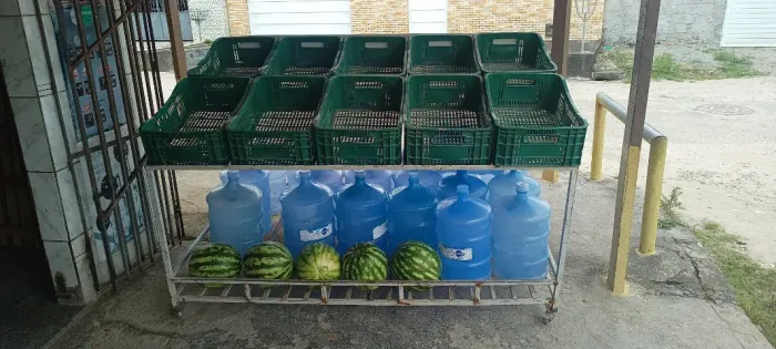 Vende-se fruteira bem espaçosa com dez caixotes, ótima para seu comércio.