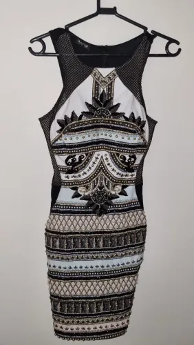 Vestido curto bordado com pedrarias
