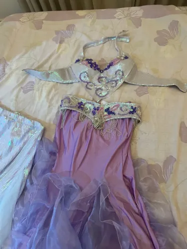 2 variações de figurino de dança do ventre lilás e branco