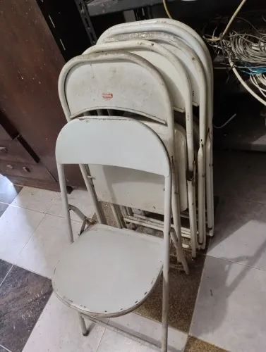 Cadeiras de ferro dobráveis.