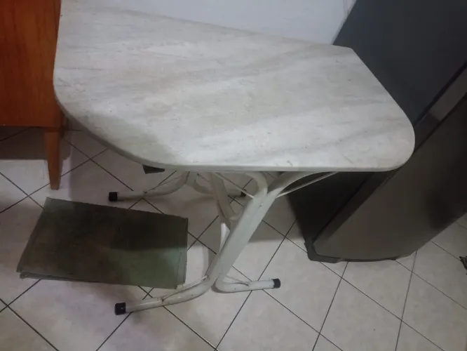 Mesa meia lua de mármore