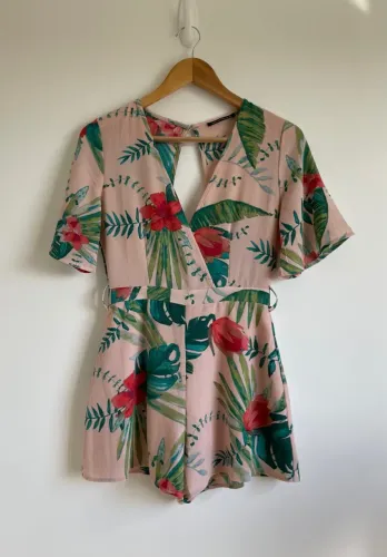 Macacão curto salmão estampa Floral tam P/ PP Terranova