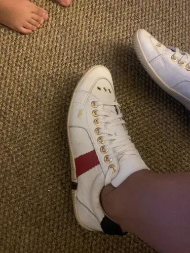 Tênis branco com detalhes em dourado Osklen