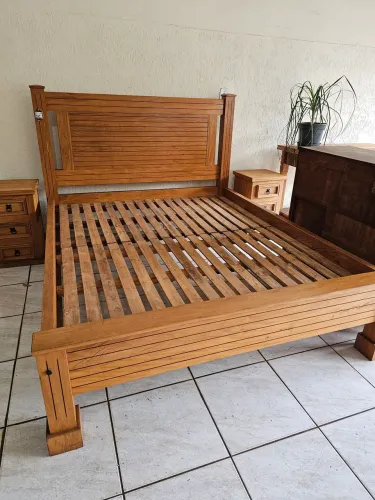 Cama de Madeira Maciça - Design Clássico pés grossos peroba rosa  