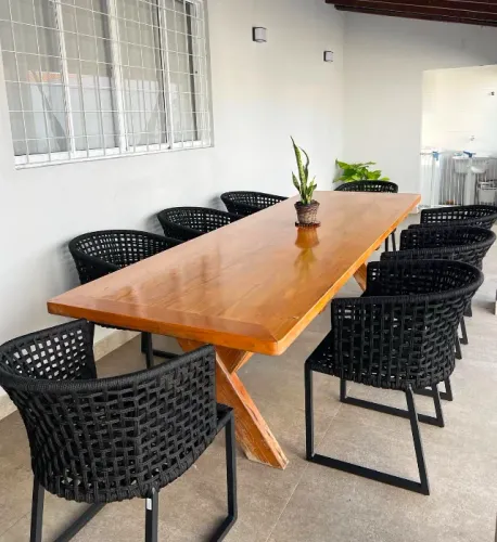 MESA DE MADEIRA COM 8 CADEIRAS DE CORDA NÁUTICA