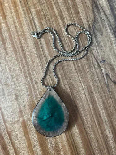 Colar de gota de resina com corrente veneziana