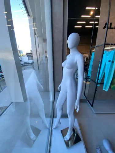 Manequim Feminino para Vitrine de Grif em fibra de côco