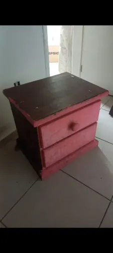 Mesa de cabeceira vintage com gavetas