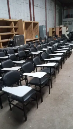 Cadeiras universitárias com prancheta