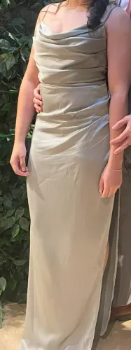 Vestido Elegante de Dama de Honra de Cetim Drapeado com Plissado na Frente e Fenda na Coxa