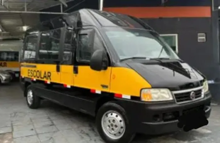 Fiat Ducato escolar ano 2013 com 28 lugares (transferência de dívida)