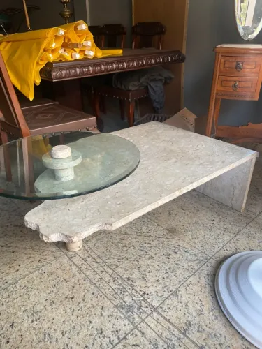 Mesa de centro em mármore com design moderno