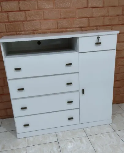 Cômoda de 4 Gavetas com Porta e Chave - Organização e Estilo