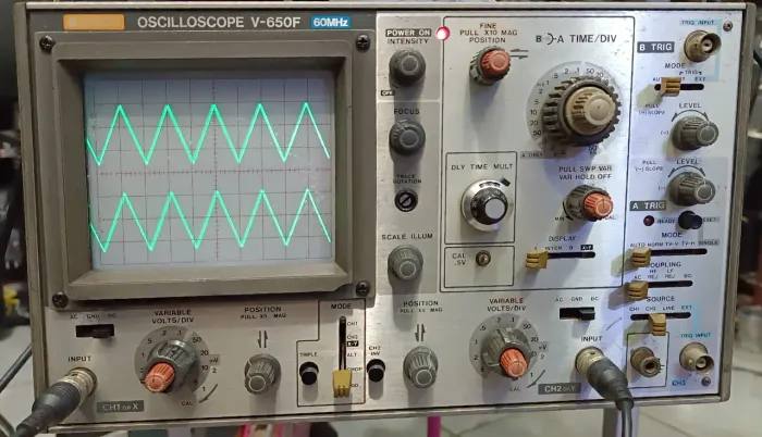 Osciloscópio analógico  Hitachi V-650F 60Mhz