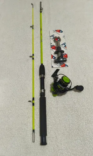 Vara de pesca com molinete e brinde 