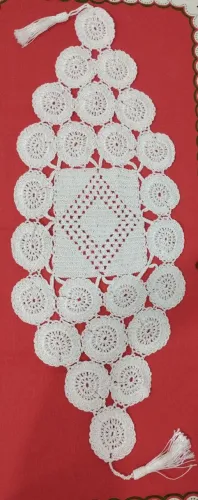 Caminho de mesa em crochê feito de linha acetinada - Novo 