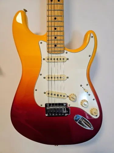 Guitarra Fender Stratocaster Player Plus