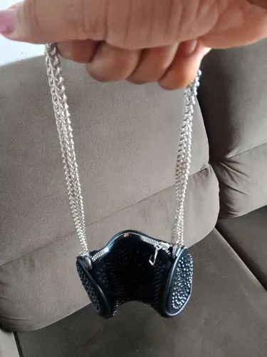 Mini bolsa preta com detalhes em strass e alça de corrente