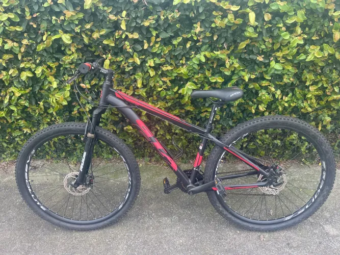 Bicicleta semi nova + suporte