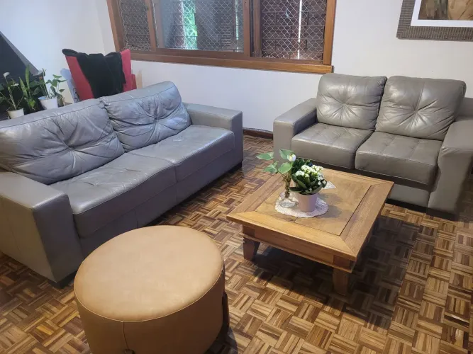 Estofado em couro legítimo 2 e 3 lugares