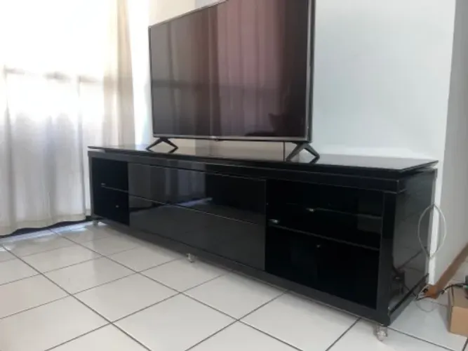 Rack para TV preto laqueado