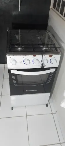 Fogão 4 bocas seminovo com acendimento elétrico.
