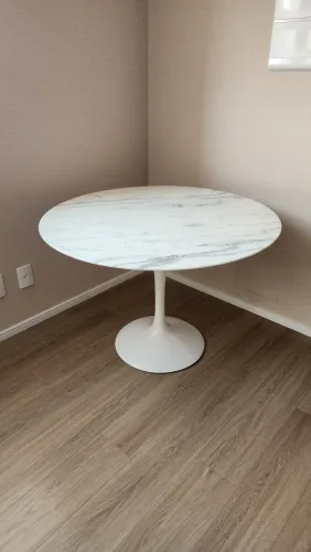 Mesa Tulipa Saarinen Redonda 1,10 m - Tampo em Mármore Natural - Excelente Estado