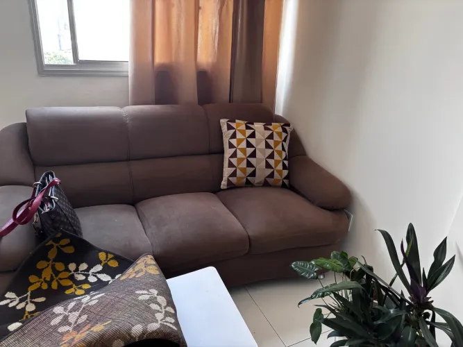 Sofá 3 lugares em chenile marrom 