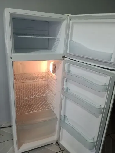 GELADEIRA CONSUL- Usada e precisando de reparos.