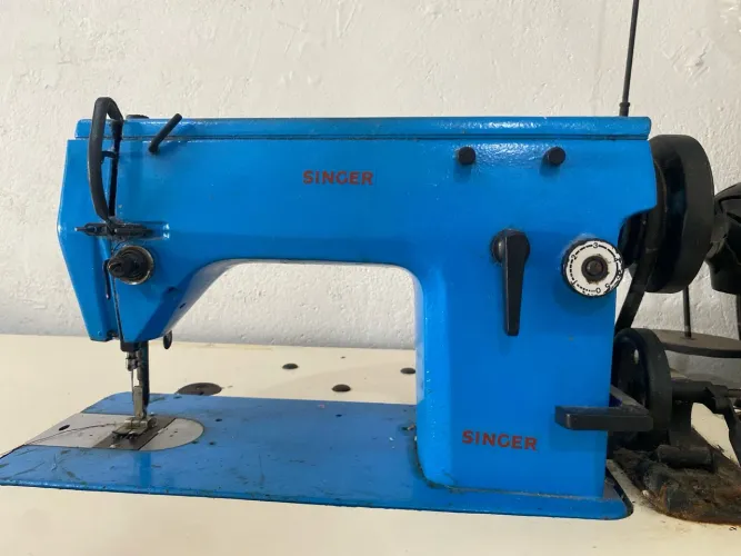 Máquina de Costura Singer Industrial com Mesa e Motor