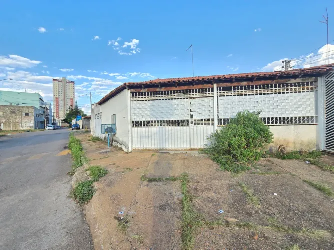 Casa de 3 quartos + 3 kitsnets, para gerar renda