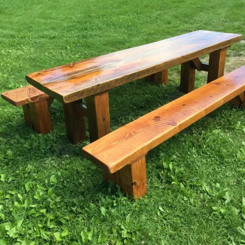Mesa de madeira com com banco