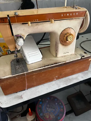 a máquina de costura Singer Zig-Zag (Modelo 247)