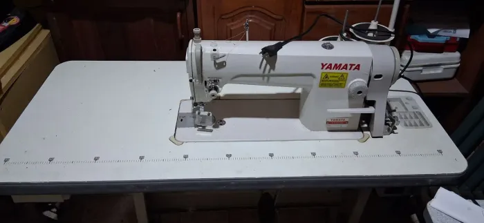 Máquina de costurar nova