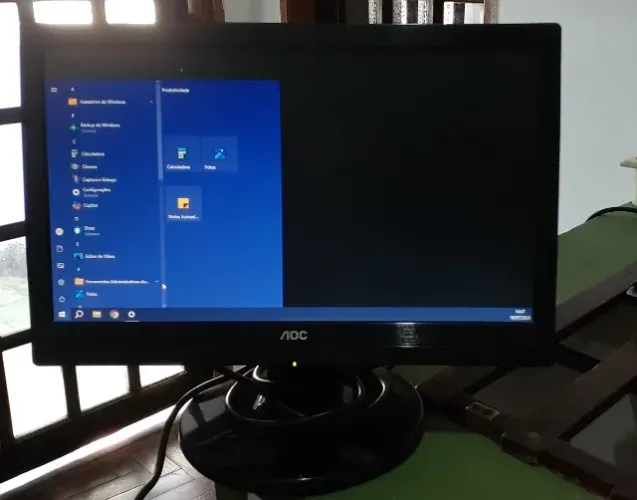 Monitor aoc (com defeito, mas dá imagem)