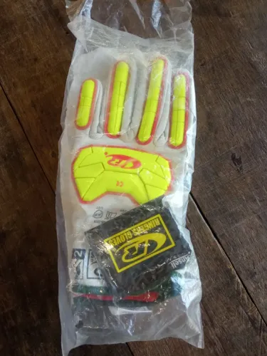 Vendo um par de luvas ideal pra quem fas trilha na mata