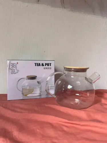 Chaleira de vidro com tampa de bambu