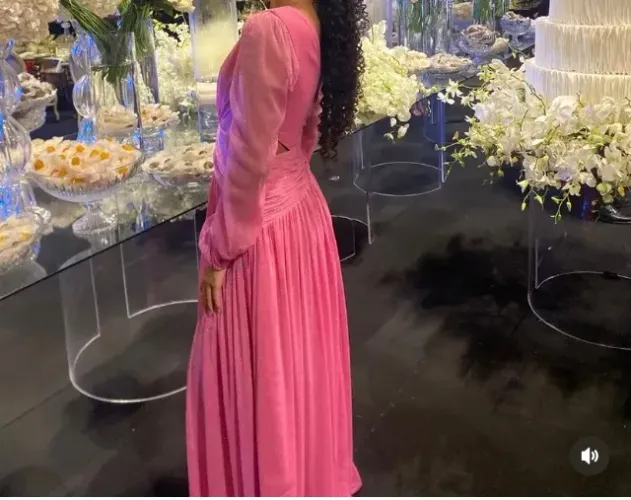 Vestido de festa Rosa com fundo com brilhos delicados