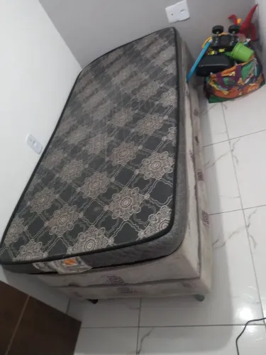 Vendo cama de solteiro com colchao 290 reais