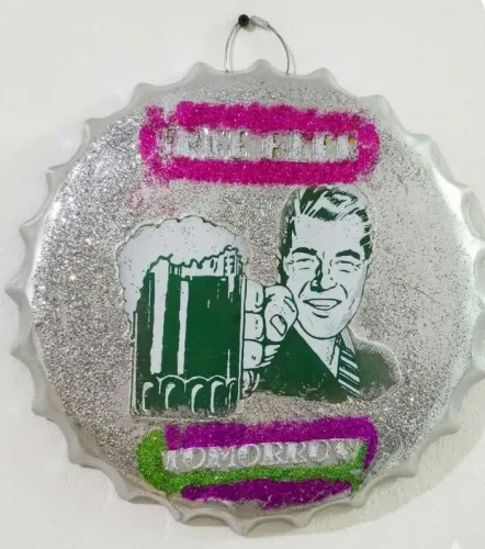 DECORAÇÃO TAMPA DE GARRAFA "FREE BEER"
