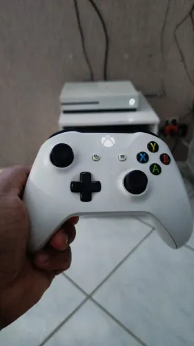 Xbox one s  1 terabit com 1 Controle ? mídia física e digital 4 pilhas recarregável com c