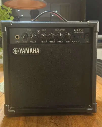 Amplificador de Guitarra yamaha GA 15II