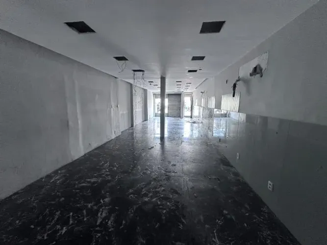 LOJA AV. AUTOMÓVEL CLUBE, 236 - CENTRO DE SÃO JOÃO DE MERITI - 60m2 - PISO PORCELANATO.